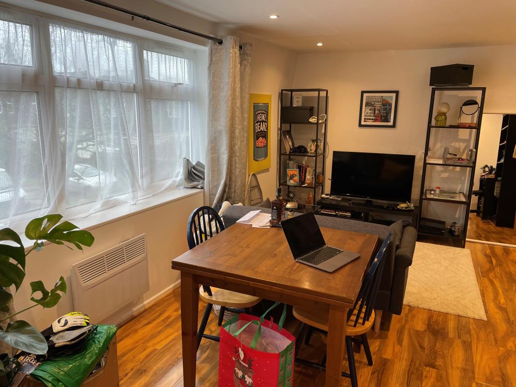 Lot: 129 - REFURBISHED FLAT WITH GARDEN PRODUCING JUST OVER £15,000 PER ANNUM -